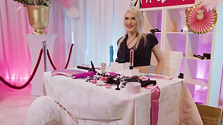 Whitney Wright's first tranny scene at a wedding expo!