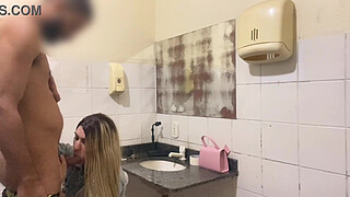 SAFADA OFERENDO O CUZINHO NO BANHEIRO DOS CAMINHONEIROS